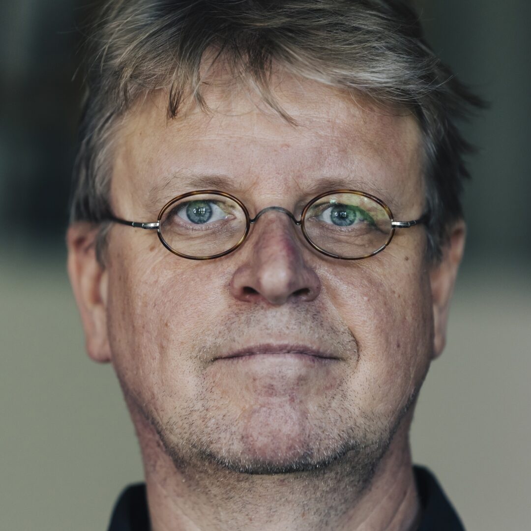 Kunsthistoriker Nils Büttner überprüft am 24.09.2024 an der Kunshochschule in Stuttgart ein Gemälde von van Dyck auf Echtheit.